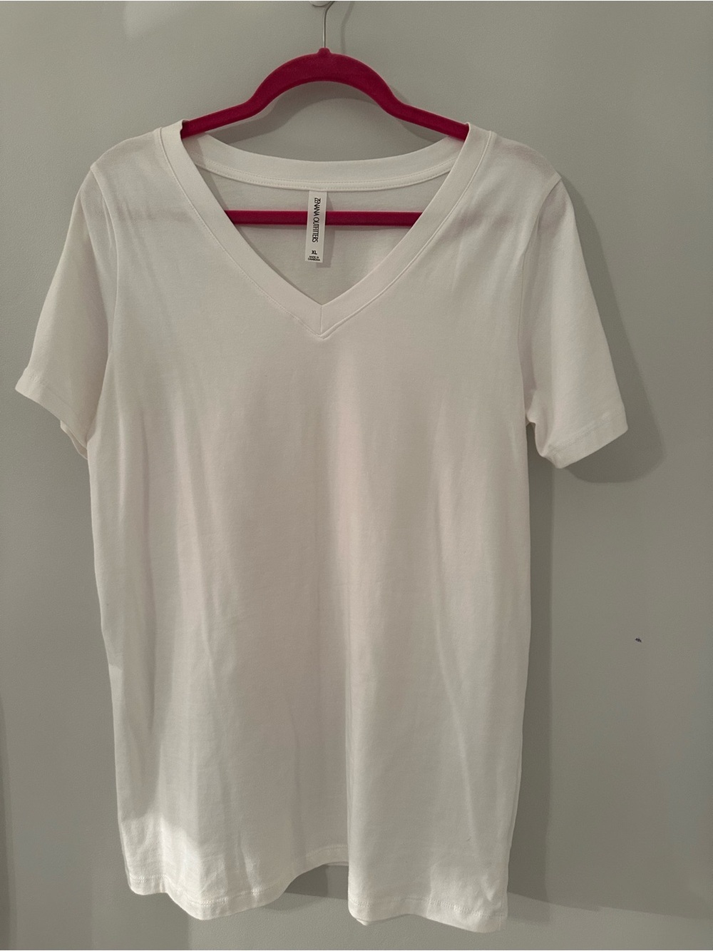 Zenana Outfitters White V-Neck Short Sleeve Tee